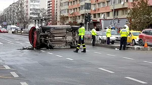 FOTO. Circulaţia tramvaielor, blocată în Capitală din cauza unui accident, a fost reluată. Două persoane au fost rănite 