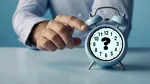 România trece la ora de vară în această noapte. Efectele unei ore de somn în minus asupra organismului