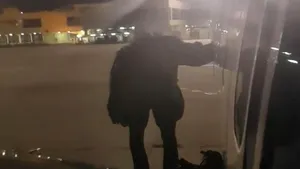 Un pasager a folosit ieşirea de urgenţă a avionului, supărat că a aşteptat prea mult. Poliţia a intervenit de urgenţă | VIDEO