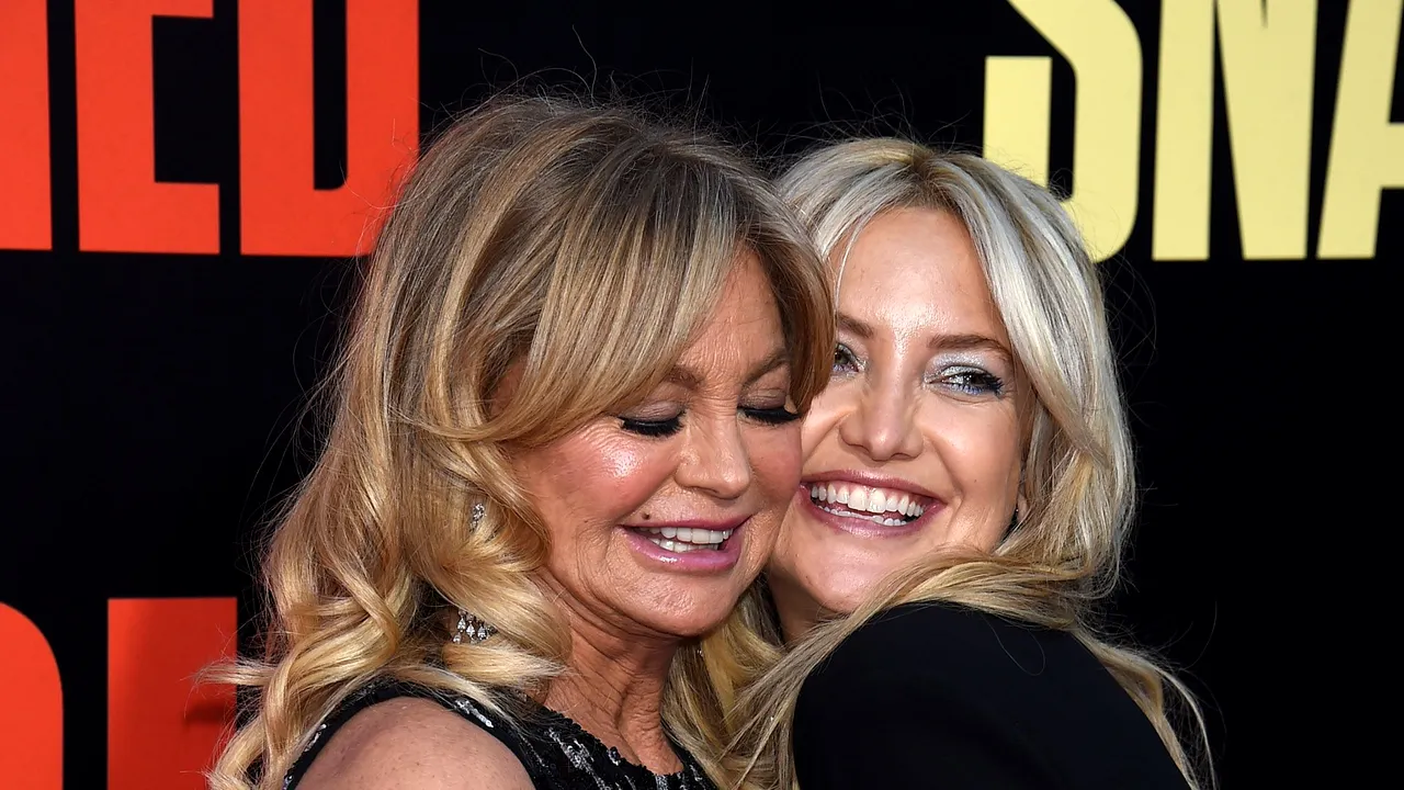 Revista People: Actriţa Goldie Hawn, Kate Hudson şi fiica acesteia sunt cei mai frumoşi oameni din lume
