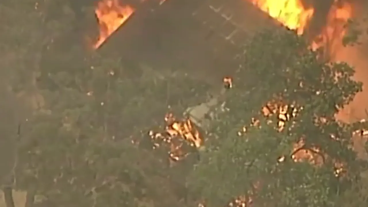VIDEO | Oraşul Sydney, ameninţat de un incendiu de vegetaţie masiv: 300.000 de hectare, devastate de flăcări