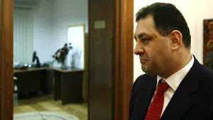 Mai multe persoane protestează pe acoperişul clădirii din faţa Primăriei Sectorului 5