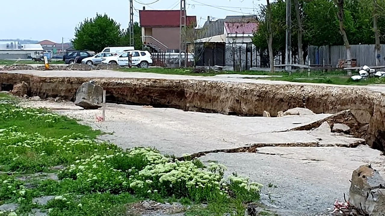 Faleza Canalului Dunăre-Marea Neagră s-a surpat: Mai multe locuinţe din apropiere sunt în PERICOL | FOTO