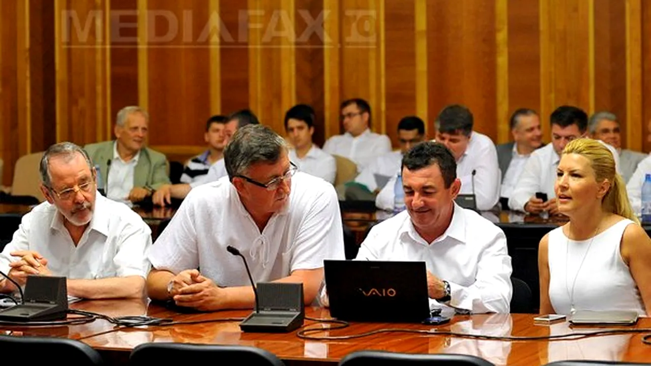 Majoritatea membrilor Colegiului Director PDL, îmbrăcaţi în alb. Care sunt parlamentarii ce au cămăşi cu alte culori - FOTO