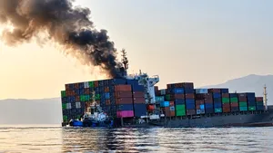 Navă cu peste 2.500 de containere, scufundată în Strâmtoarea Ormuz. Iranul susține că a lovit o mină marină