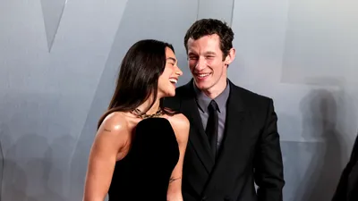ENTERTAINMENT Dua Lipa și Callum Turner s-au căsătorit la Londra. Cei doi pregătesc o petrecere de trei zile în Sicilia