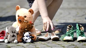 Protest în faţa sediului MAI: Oamenii au depus perechi de încălţăminte în memoria copiilor care dispar anual | GALERIE FOTO, VIDEO