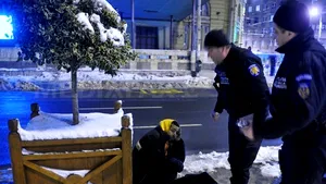 Şaisprezece persoane fără adăpost, salvate de la îngheţ şi duse cu ambulanţa la adăposturi
