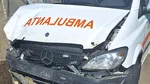 Neamţ: Asistentă şi ambulanţier, răniţi după ce o maşină nu a acordat prioritate