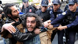 Confruntări între manifestanţi şi poliţie la Istanbul