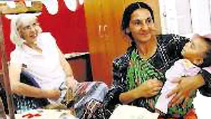 O profesoară de limba romani britanică s-a mutat într-un sat de romi din România