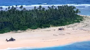 VIDEO Cum au fost găsiţi 3 marinari naufragiaţi pe o insulă din Pacific. Mesajul scris pe nisip