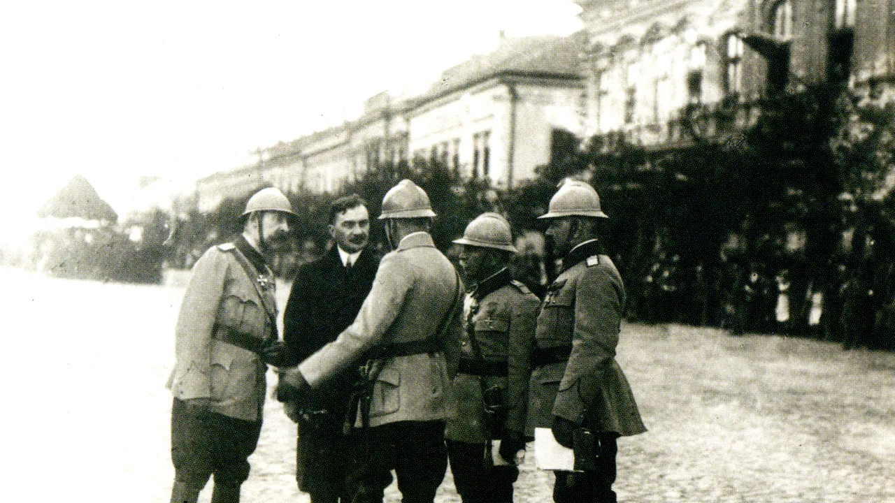 Expoziţie INEDITĂ la Cluj, cu primul ziar românesc din 1918 şi primul act în limba română emis de Primărie - FOTO
