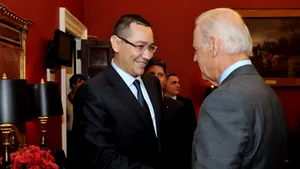 Ponta, primit de vicepreşedintele SUA, Joe Biden. Un grup de români A PROTESTAT la Casa Albă faţă de proiectul Roşia Montană şi exploatarea gazelor de şist. REACŢIA premierului - FOTO