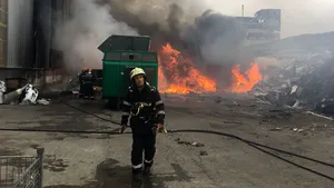 Incendiu puternic la fosta Rafinărie Astra din Ploieşti. Fumul gros, vizibil de la distanţă. FOTO