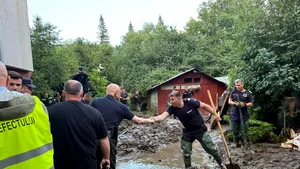 Raed Arafat a mers în zonele inundate din Prahova pentru evaluarea pagubelor