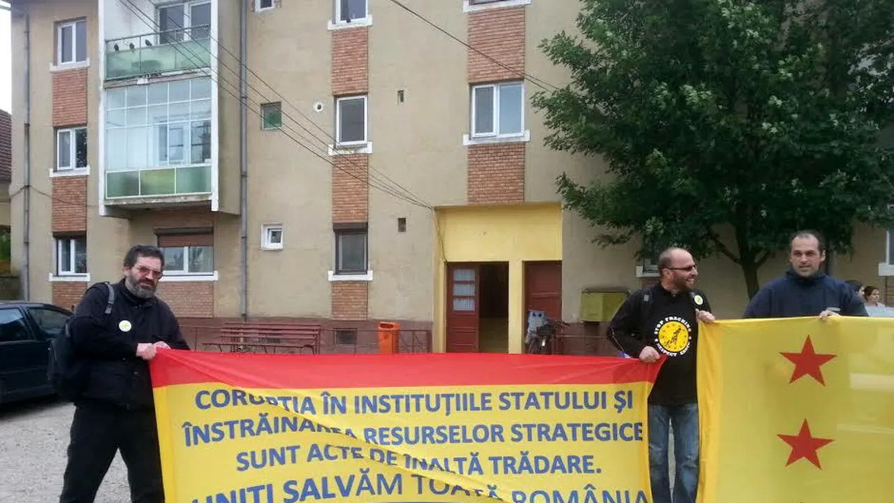 Zeci de persoane protestează la Dudeştii Vechi faţă de explorările petroliere ale NIS Petrol în zonă - GALERIE FOTO