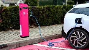 O companie telecom din România începe un proiect de instalare de staţii de încărcare a maşinilor electrice în mai multe oraşe din ţară