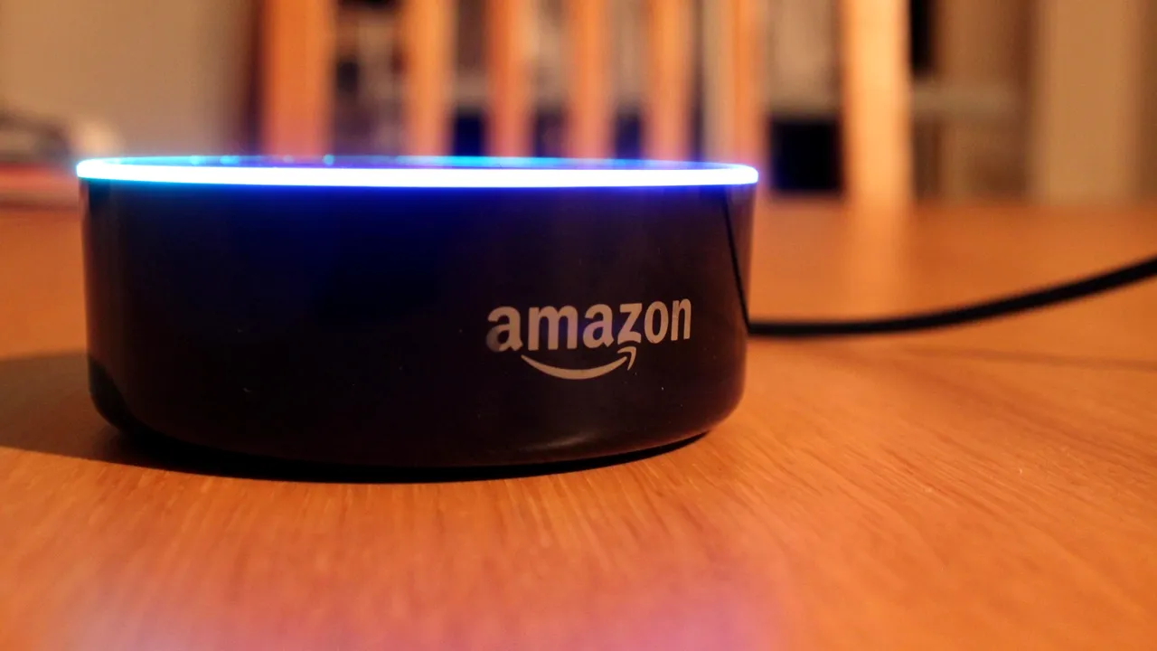 Inovaţie controversată. Asistentul virtual Alexa de la Amazon va putea imita vocile rudelor decedate
