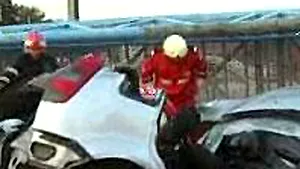 O pasarelă s-a prăbuşit peste două maşini, pe DN1
