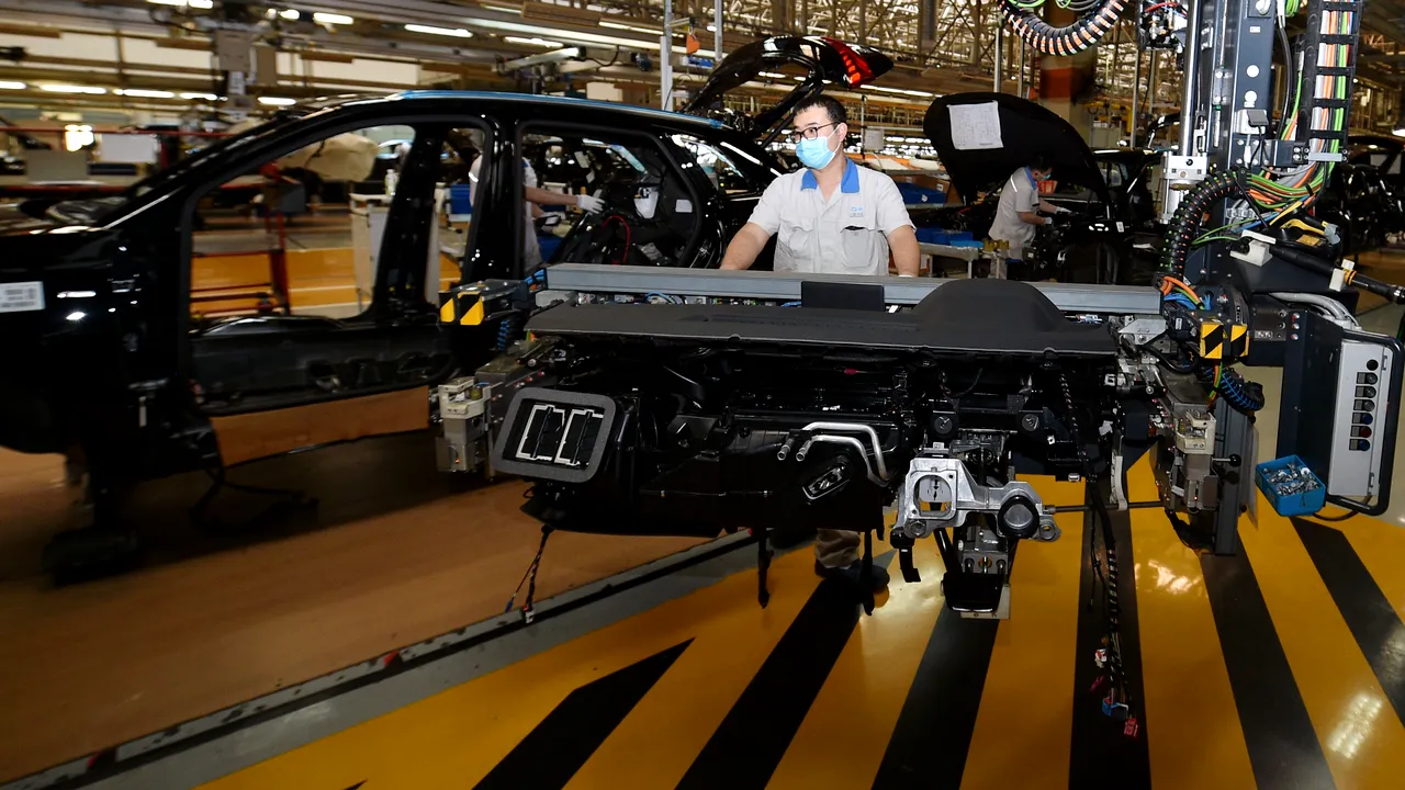 Directorul Stellantis spune că Volkswagen şi GM sunt 