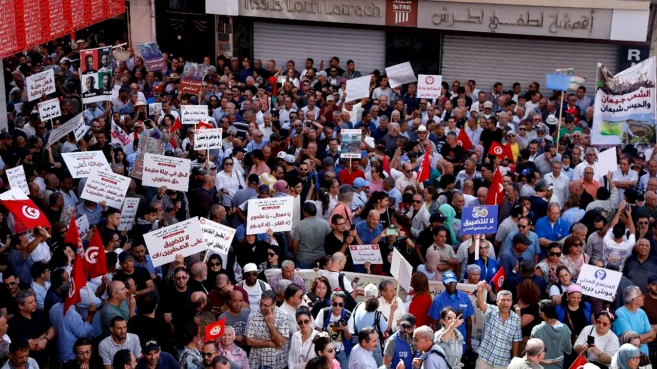 Valul de proteste se extinde pe glob. Tunisia, scena celei mai mari manifestații împotriva președintelui din ultimii ani