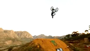 VIDEO Bikerul spaniol Bienvenido Aguado a bătut recordul mondial la cea mai lungă săritură cu răsturnare în aer