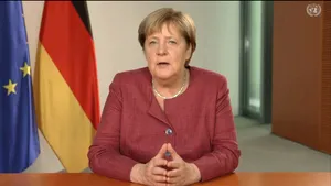 FOTO. Cum arată şi cât costă ursul de pluş care seamănă cu Angela Merkel