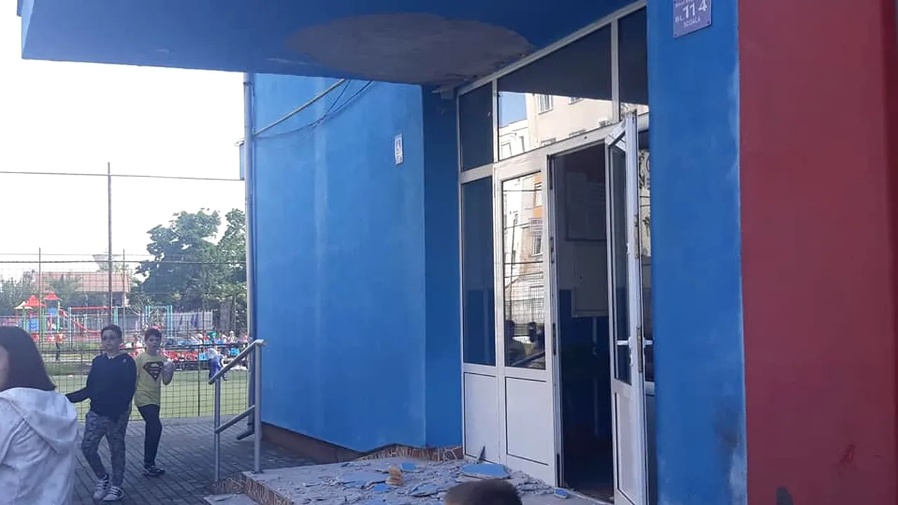Elev de 10 ani, rănit grav, după ce o bucată de tencuială a căzut peste el/ Incidentul, mediatizat două zile mai târziu, în urma apariţiei pe Facebook | FOTO