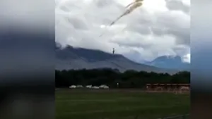 VIDEO. S-a prăbuşit un avion al forţelor aeriene canadiene. Aparatul de zbor aducea un tribut medicilor care luptă contra COVID-19