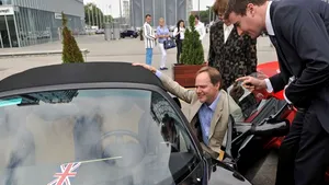 Jubileul de diamant al reginei Elizabeth, sărbătorit în Capitală cu maşini sport şi hituri englezeşti - FOTO