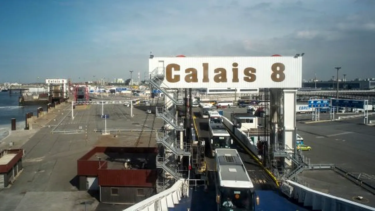 Zeci de extracomunitari, evacuaţi dintr-o tabără improvizată din oraşul Calais