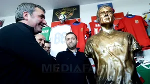 Hagi a primit o statuie din bronz din partea fanilor echipei Steaua - FOTO