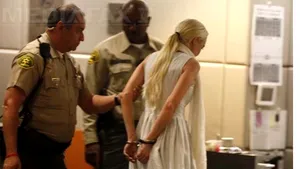 Lindsay Lohan, cu cătuşe la mâini. Artista riscă o nouă pedeapsă cu închisoarea