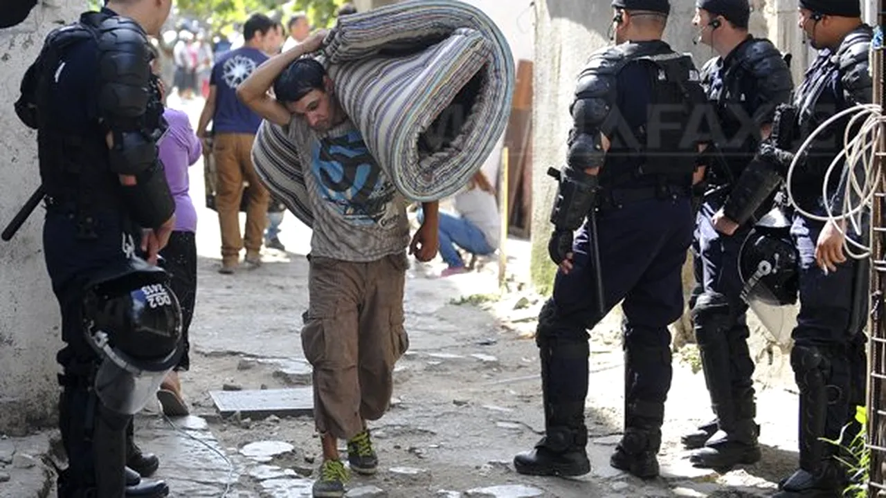 REPORTAJ: Plasme, parabolice şi electrocasnice scumpe, în bagajele evacuaţilor din sectorul 3 - FOTO