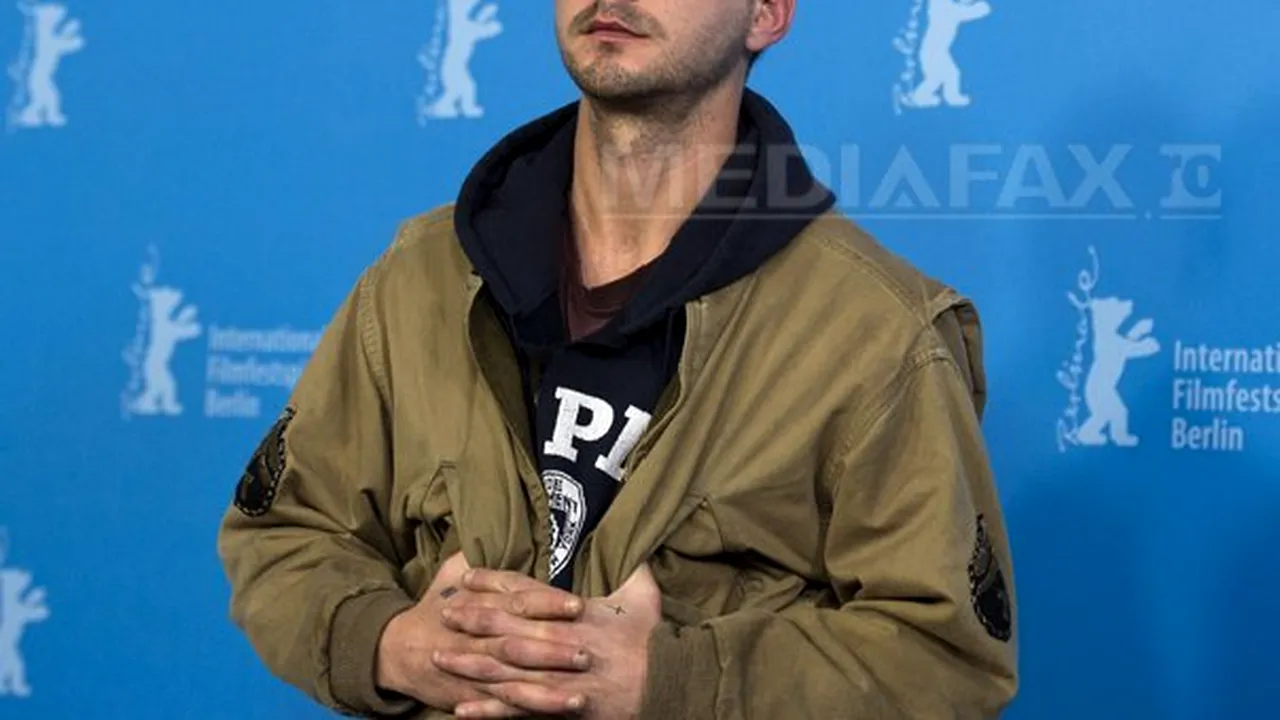 Apariţiile insolite continuă la Berlin: Shia LaBeouf, cu o pungă pe cap la premiera 