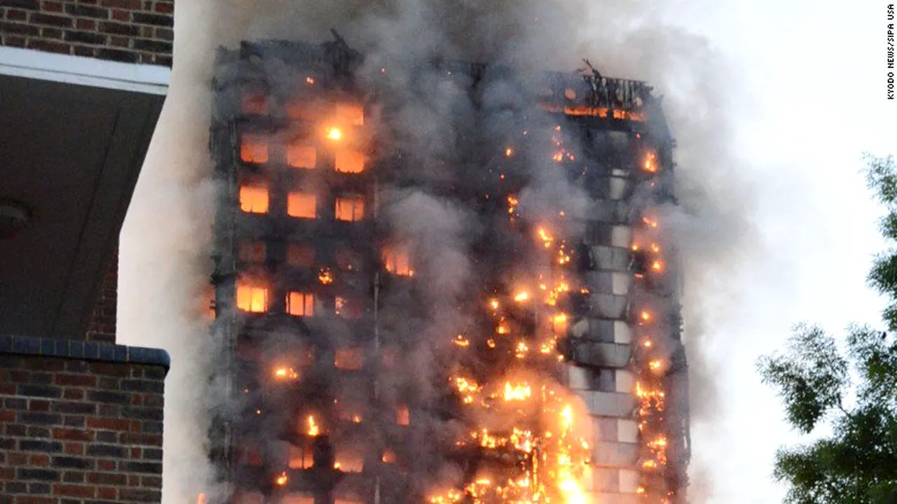 Blocul turn din Londra, o ruină după ce a fost mistuit de incendiu. Un inginer constructor verifică rezistenţa şi pericolul de prăbuşire a clădirii 