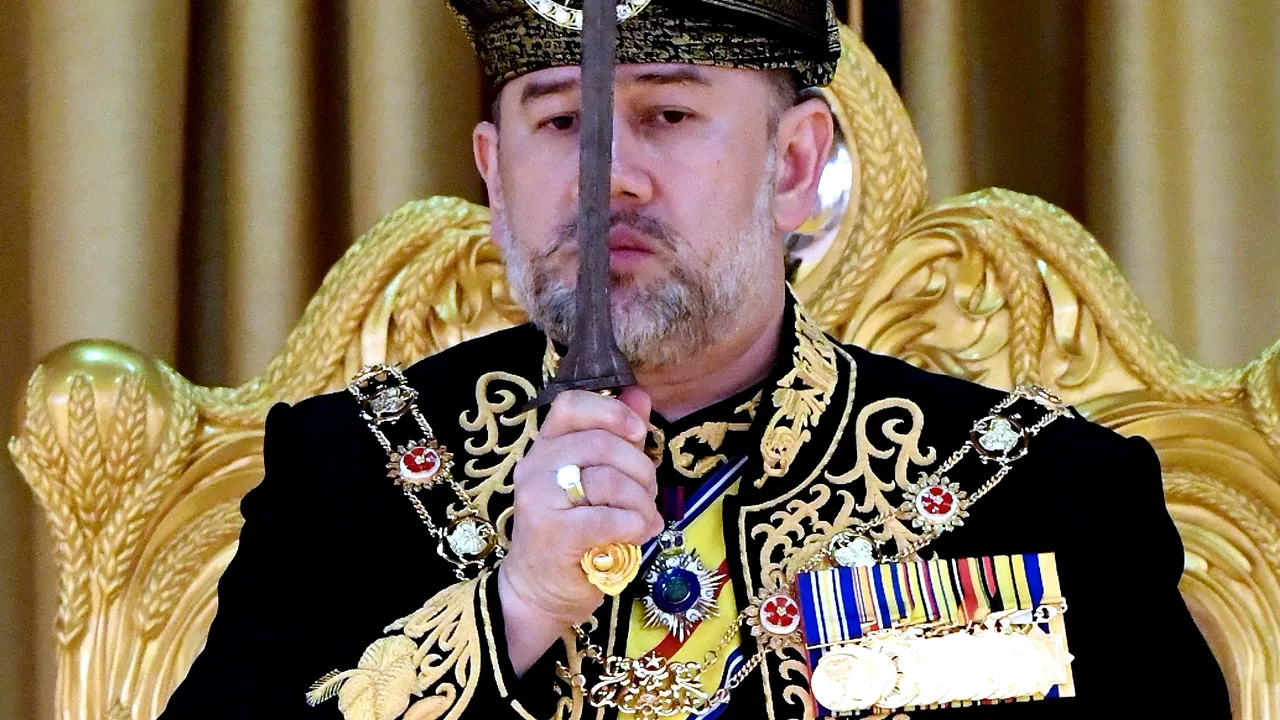 A renunţat la tron. Sultanul Muhammad V al Malaysiei a abdicat pe fondul speculaţiilor că s-ar fi căsătorit cu o fostă miss