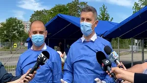 VIDEO Vicepremierul Dan Barna, voluntar la un centru de vaccinare drive-thru din Bucureşti