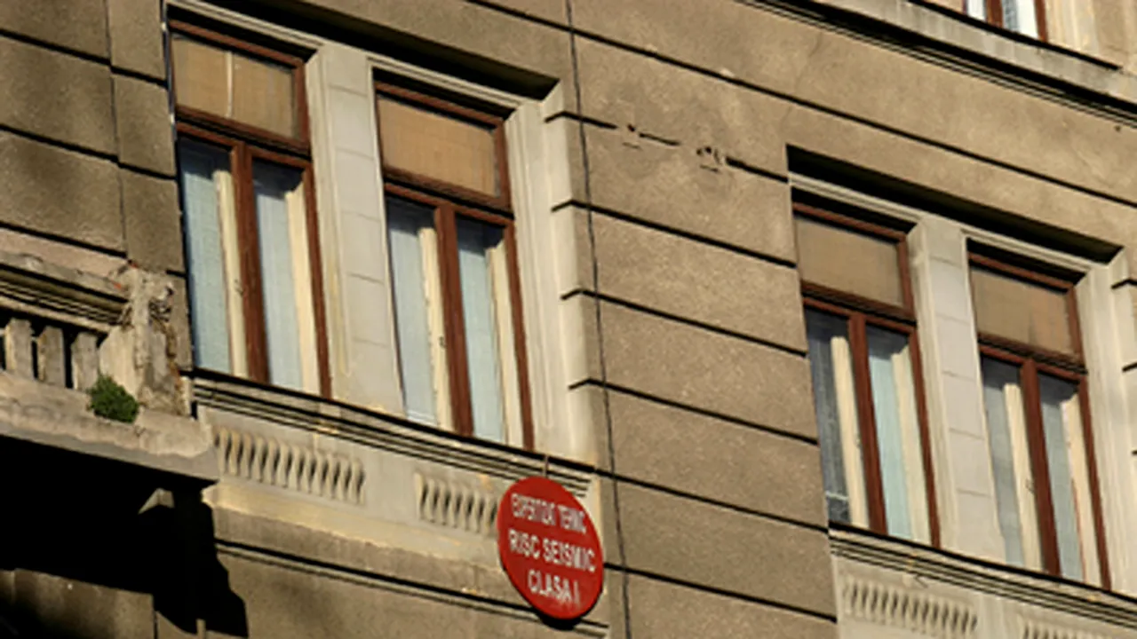Oprescu vrea să cumpere apartamente pentru cei care stau în clădiri cu bulină roşie