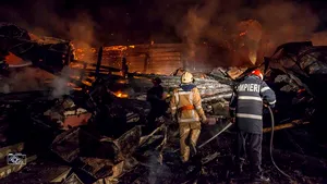 Suceava: Biserica de lemn din comuna Burla, distrusă în urma unui incendiu puternic