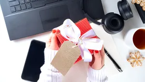 Sezonul cadourilor: Trei angajaţi din cinci se aşteaptă la o primă sau o atenţie simbolică de Crăciun. SONDAJ