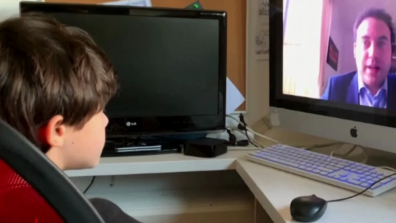 Alex, unul din elevii români care nu au acces la computer sau tabletă pentru a lua parte la şcoala online: „Mi-a fost greu să stau în casă fără să fac nimic” 
