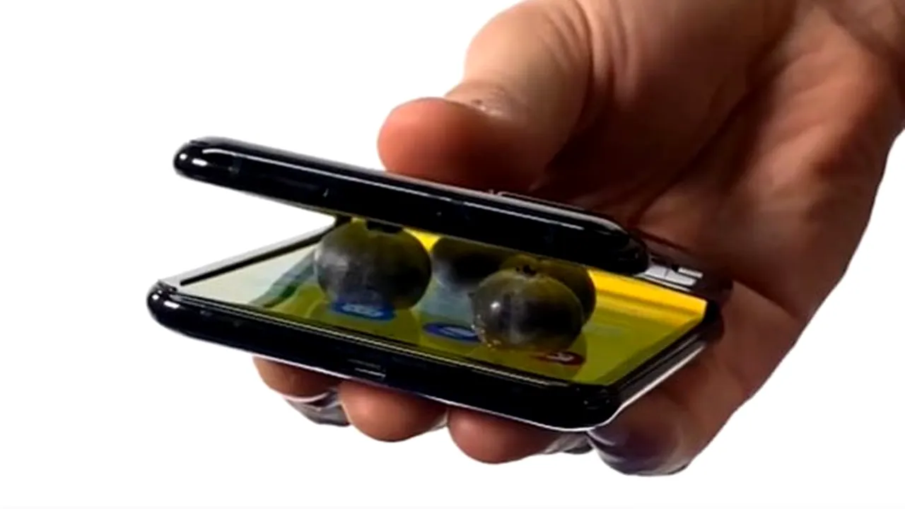 Au strivit fructe şi alte alimente cu două telefoane pliabile, Motorola Razr şi Galaxy Z Flip | VIDEO