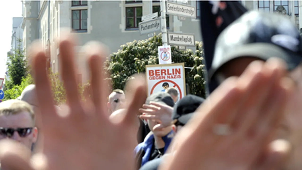 Confruntări între poliţişti şi manifestanţi antinazişti la Hamburg, soldate cu răniţi