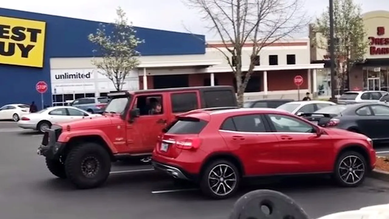Pedeapsa supremă pentru un şofer care a parcat pe două locuri VIDEO