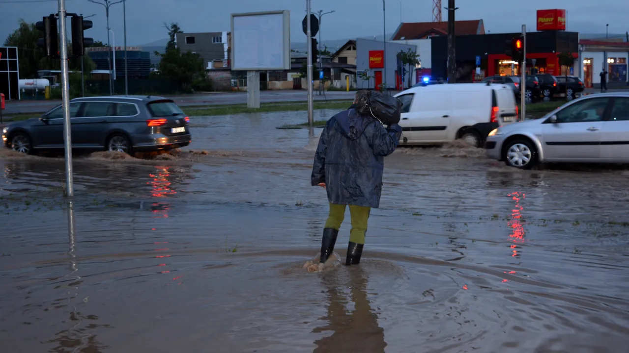 Avertizare METEO 21 iunie: Cod portocaliu de averse şi vijelii în 7 judeţe. Alte 35 de judeţe, sub Cod galben. HARTA zonelor afectate