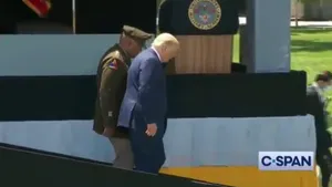 Reacţia lui Trump după ce mersul lui pe o rampă a lansat speculaţii că ar fi bolnav