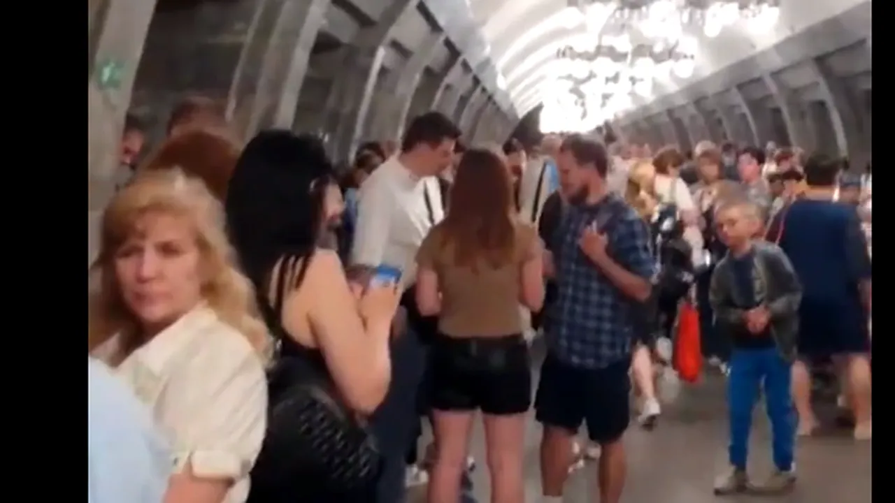 Oamenii din Kiev au dat buzna la metrou, după ce primarul le-a cerut să se adăpostească de atacurile ruşilor. Imagini din subteran

