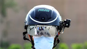 VIDEO Poliţiştii cu căşti de supraveghere ne vor identifica şi ne vor lua temperatura din mers. Se întâmplă deja în China, Dubai şi Italia 